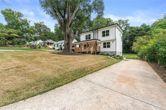 view of front of property with a front yard