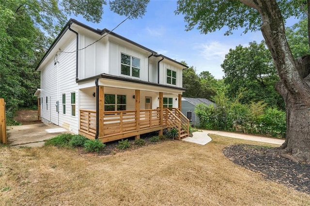 view of front of property with a front yard and a patio area