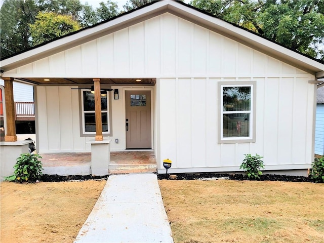 view of front facade featuring covered porch