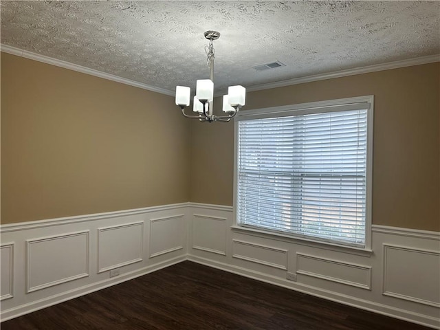 unfurnished dining area with dark wood-type flooring, a notable chandelier, visible vents, and a textured ceiling