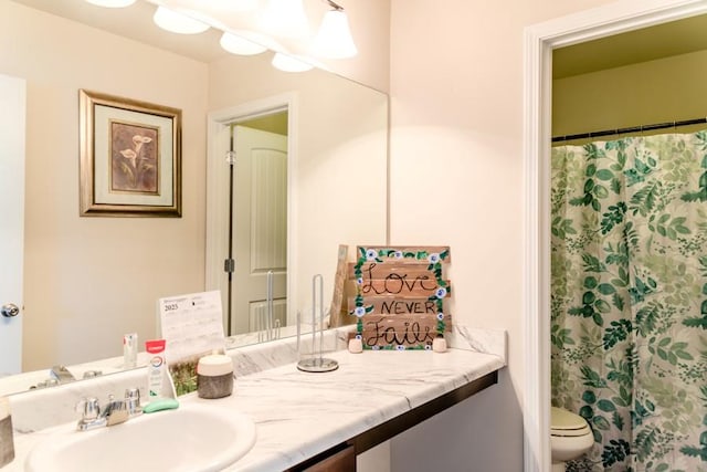 bathroom with a shower with curtain, vanity, and toilet