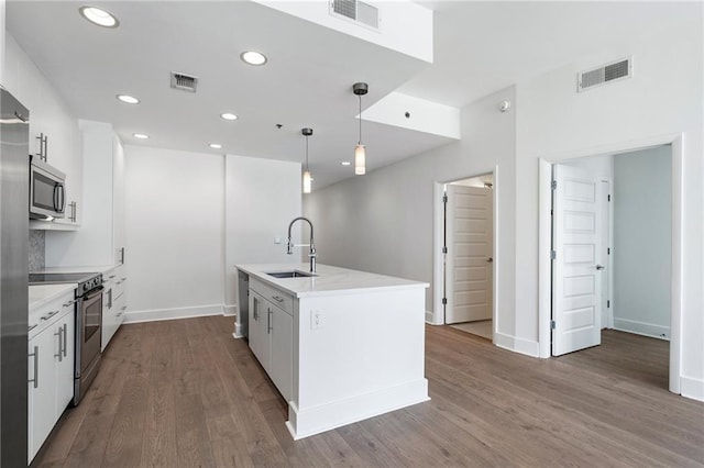 kitchen with visible vents, a sink, and stainless steel appliances