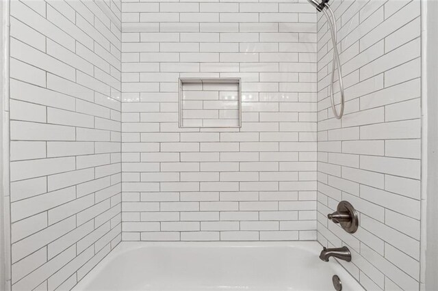 bathroom with tiled shower / bath combo