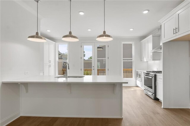 unfurnished living room with plenty of natural light, crown molding, and light wood-style flooring