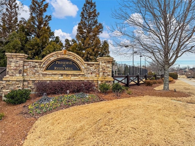 view of community / neighborhood sign