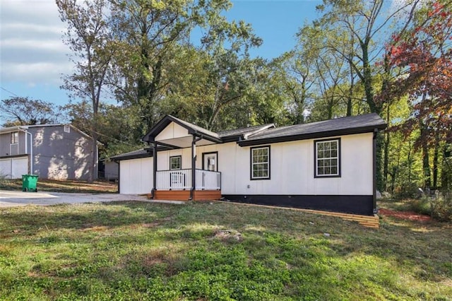 view of front of home featuring a front yard and a porch