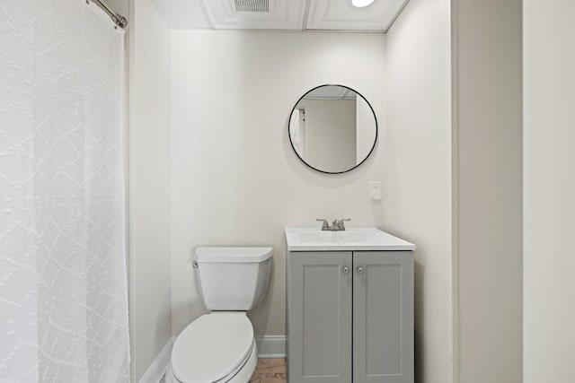 full bathroom with curtained shower, toilet, vanity, and baseboards