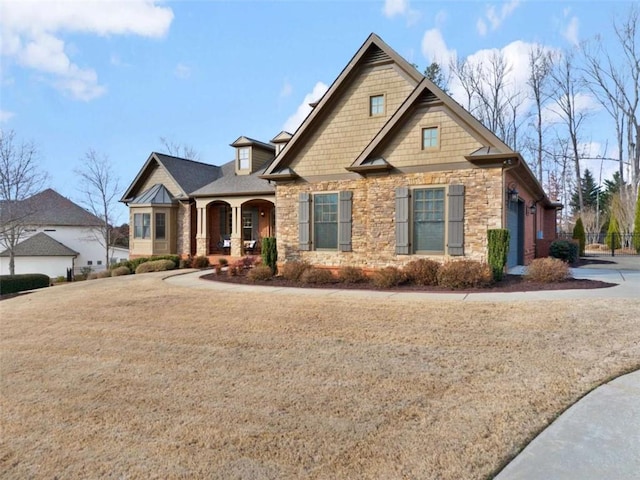 craftsman-style house featuring a front yard