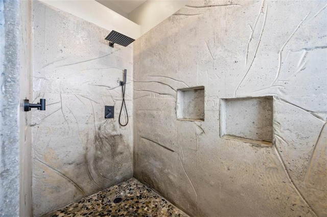 bathroom featuring a tile shower