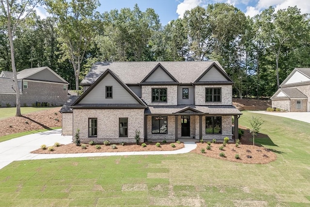 view of front of property featuring a porch and a front lawn