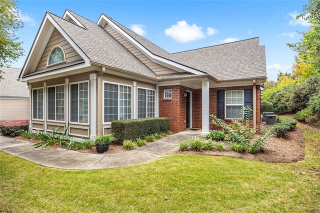 view of front facade with a front lawn