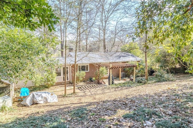 view of yard featuring a pergola