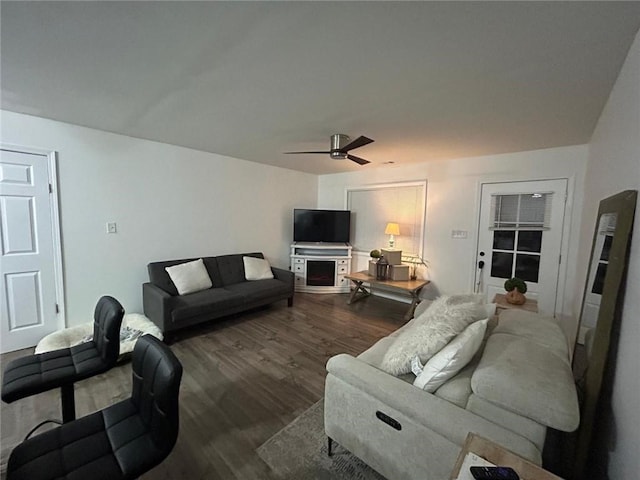 living room with dark wood-style flooring and a ceiling fan