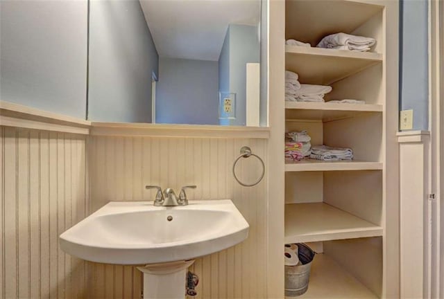 bathroom featuring sink