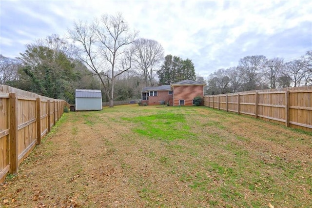 view of yard featuring a storage unit