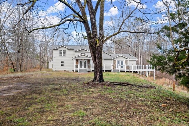 view of front facade with a front lawn