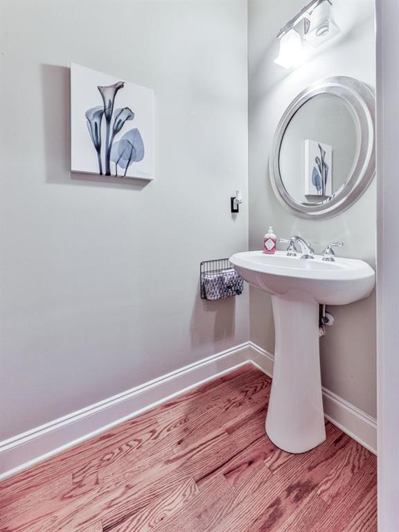 bathroom with baseboards