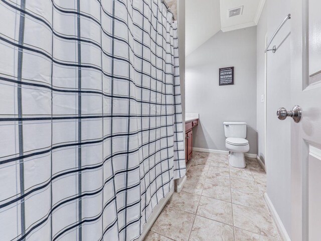 full bath with toilet, vanity, crown molding, vaulted ceiling, and a shower with curtain