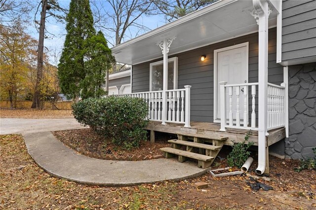 entrance to property featuring covered porch