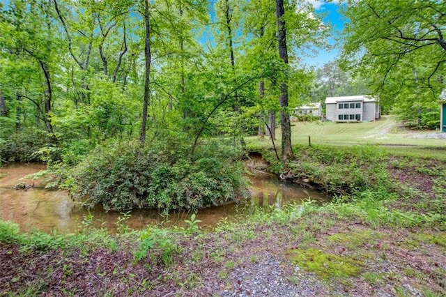 view of yard featuring an outdoor structure