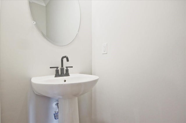 bathroom featuring sink