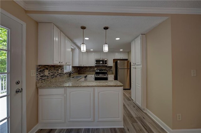 535 Toonigh Rd, Woodstock, GA 30188 - kitchen with appliances with stainless steel finishes, baseboards, a peninsula, a sink, and recessed lighting