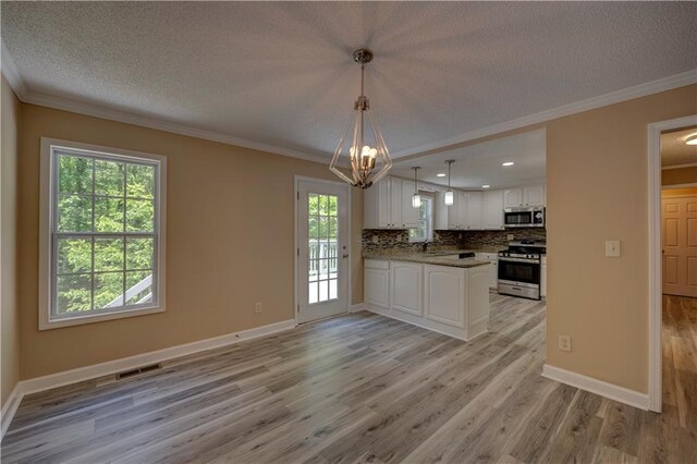 535 Toonigh Rd, Woodstock, GA 30188 - kitchen featuring stainless steel appliances, light wood-style flooring, white cabinets, a chandelier, and a textured ceiling