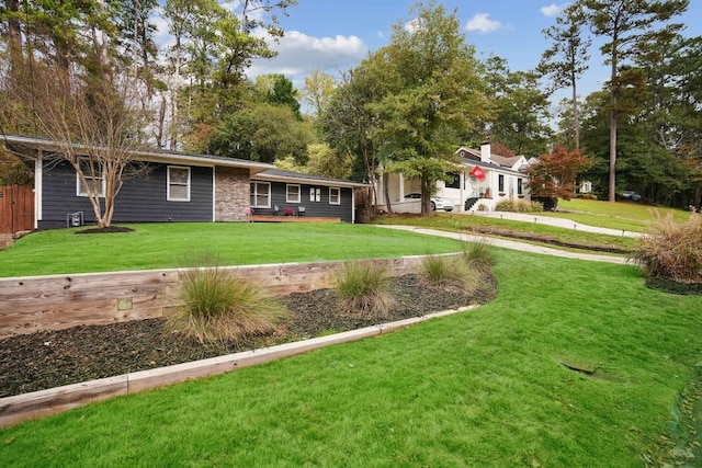 view of front facade featuring a front lawn