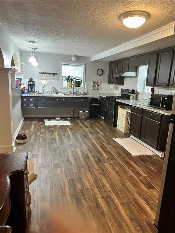 kitchen featuring stainless steel electric stove, dark hardwood / wood-style floors, dark brown cabinets, pendant lighting, and a textured ceiling