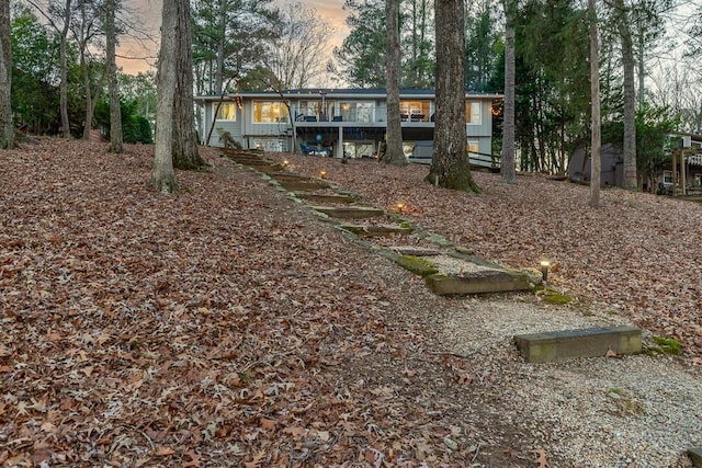 view of yard at dusk