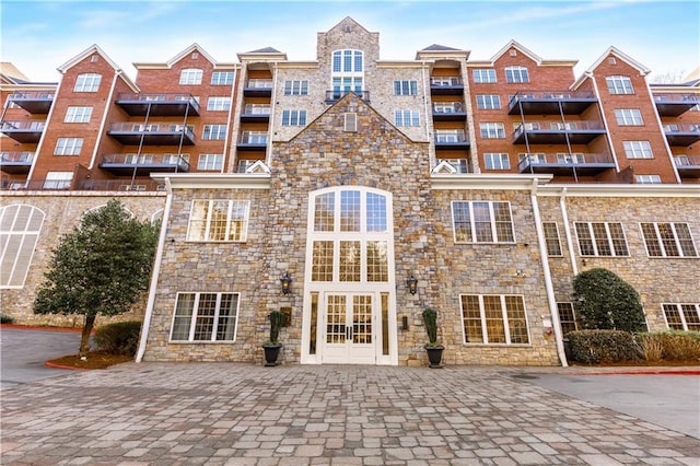 view of apartment building / complex