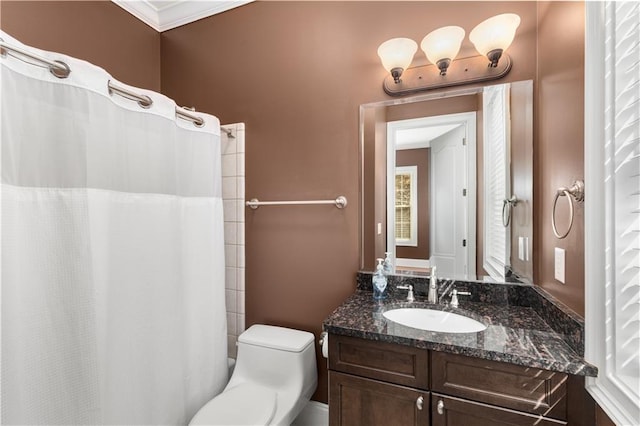 full bathroom featuring vanity, toilet, a shower with shower curtain, and ornamental molding