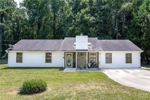 view of front of property featuring a front lawn