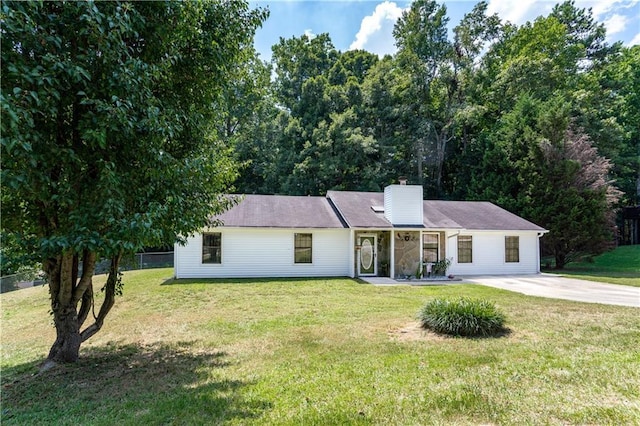 view of front facade with a front lawn