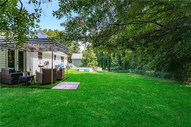 view of yard with outdoor lounge area