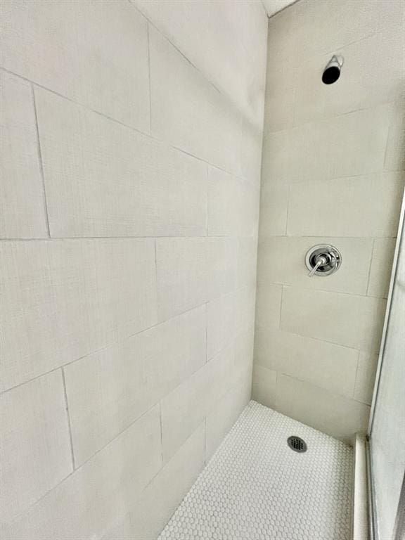 full bath featuring a tile shower