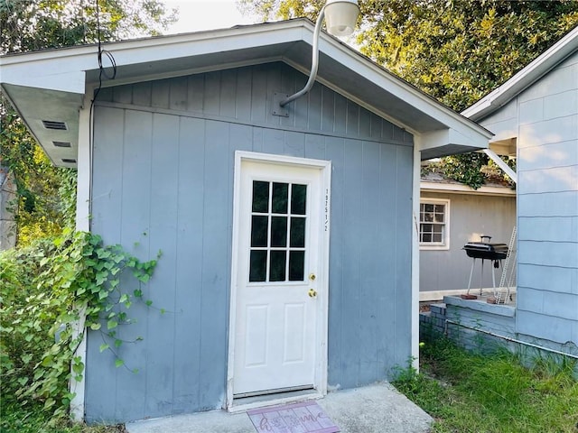 view of outbuilding featuring an outbuilding