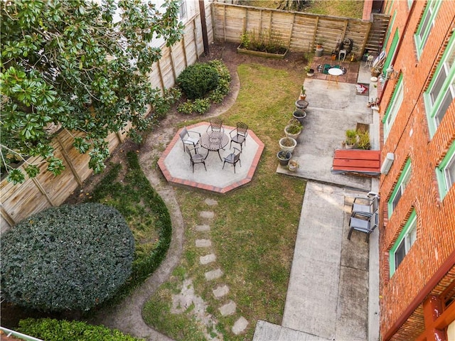 view of yard featuring a patio