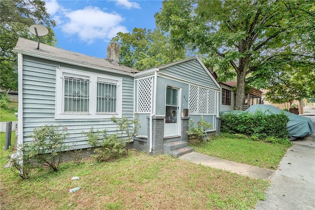 view of front of house featuring a front yard