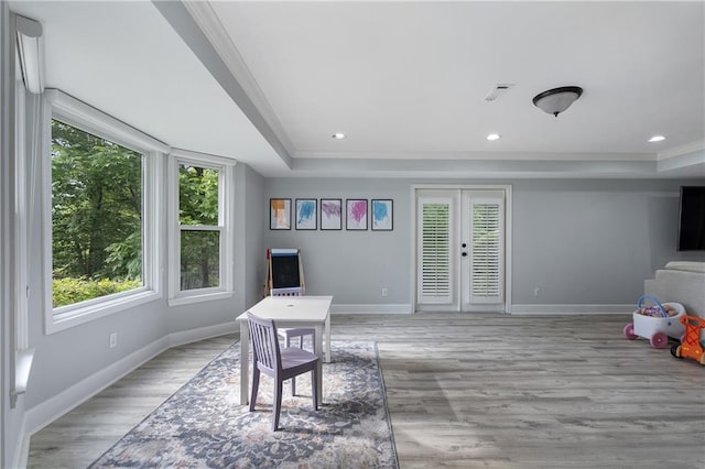 660 Willow Knoll Dr SE, Marietta, GA 30067 - living area with crown molding, baseboards, light wood-type flooring, a raised ceiling, and recessed lighting