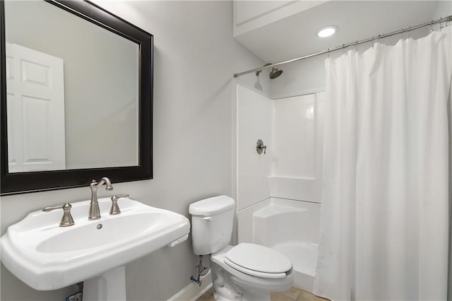 660 Willow Knoll Dr SE, Marietta, GA 30067 - bathroom featuring baseboards, a sink, toilet, and a shower with curtain