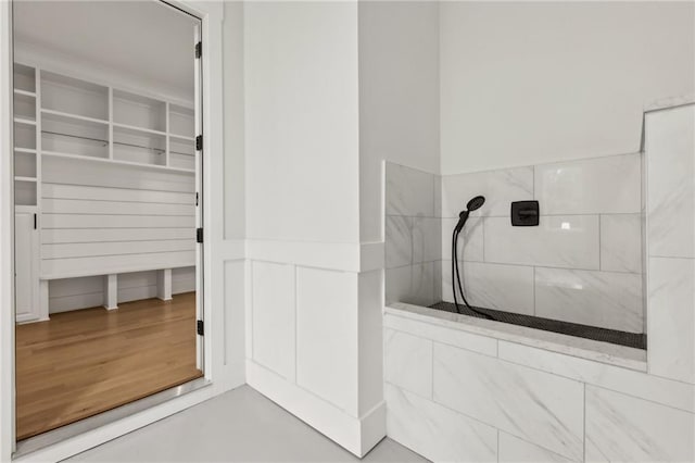 full bath featuring tiled shower