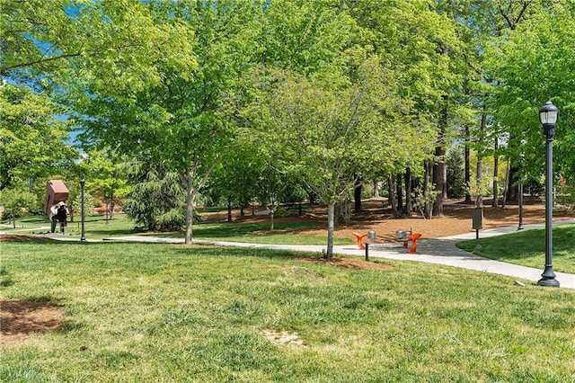 1867 N Creek Cir, Alpharetta, GA 30009 - surrounding community with a yard