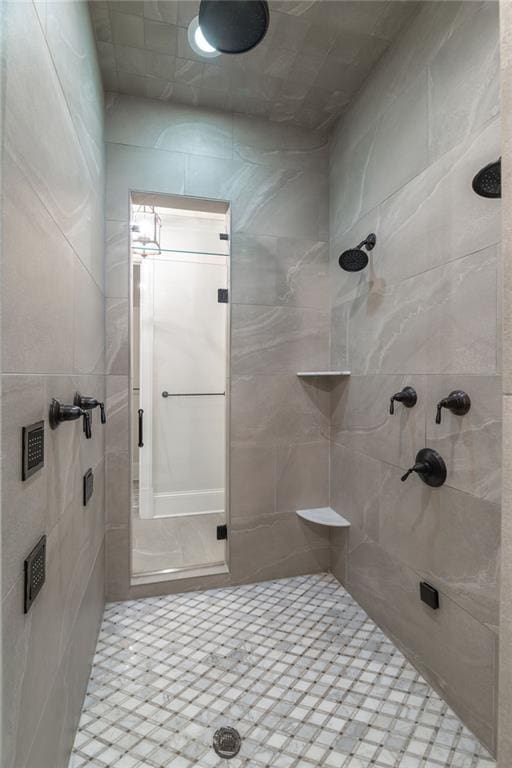 bathroom featuring a tile shower