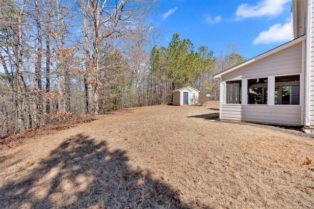 view of yard featuring a storage shed