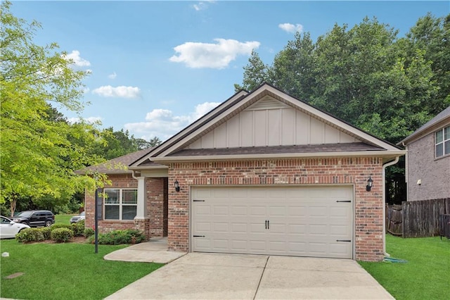 view of front of home featuring a front yard