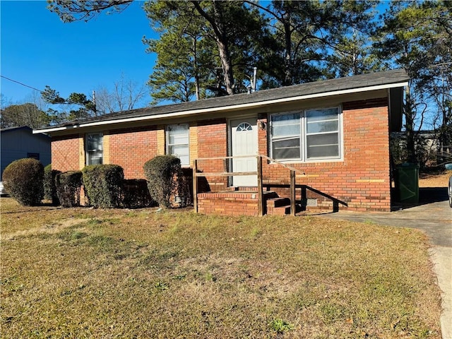 single story home featuring a front yard