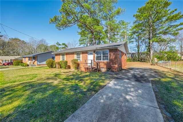 ranch-style home featuring a front lawn