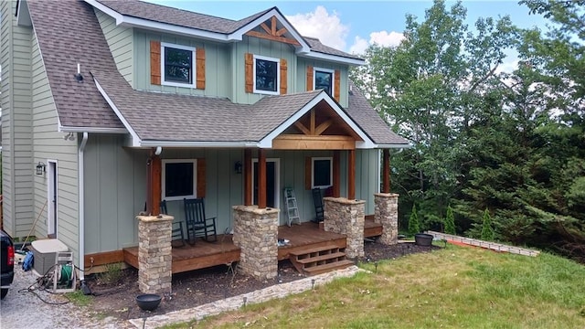 craftsman house with a front lawn and a porch