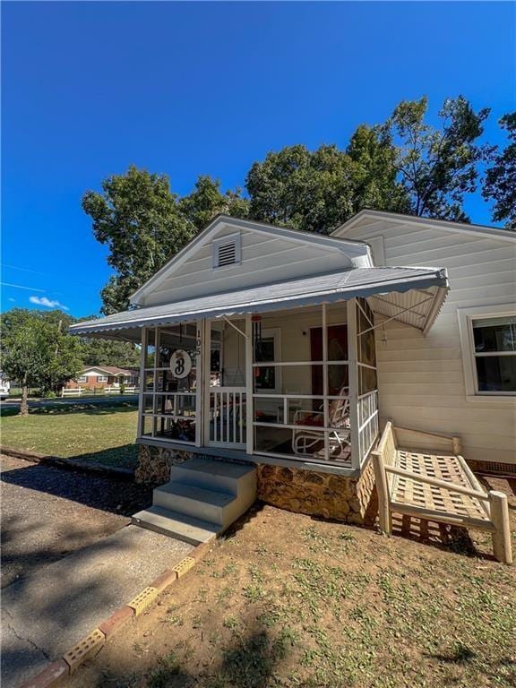 view of front of property with a front yard